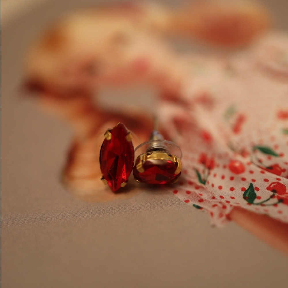 [SOLD] Earrings // Red gems with stainless steel / hypoallergenic post ❤️‍🔥
